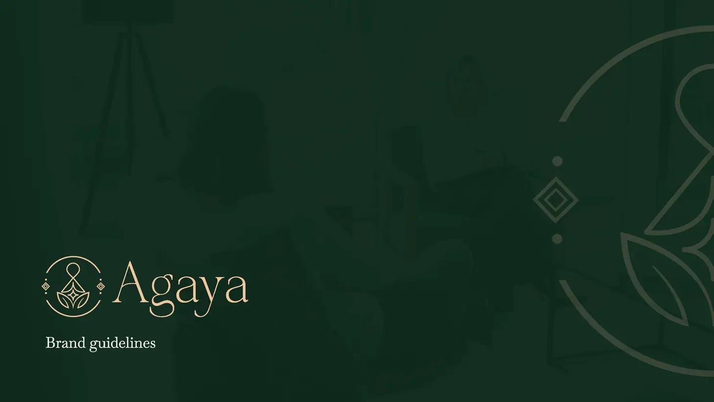 Agaya: okładka brandbooka z beżowym logo na ciemnozielonym tle i dużym zarysem znaku