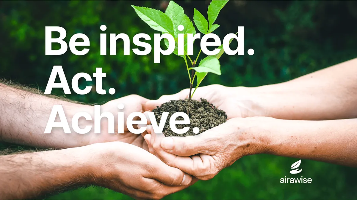 Airawise: dłonie trzymające sadzonkę w ziemi, hasło Be inspired. Act. Achieve. i białe logo na zieleni