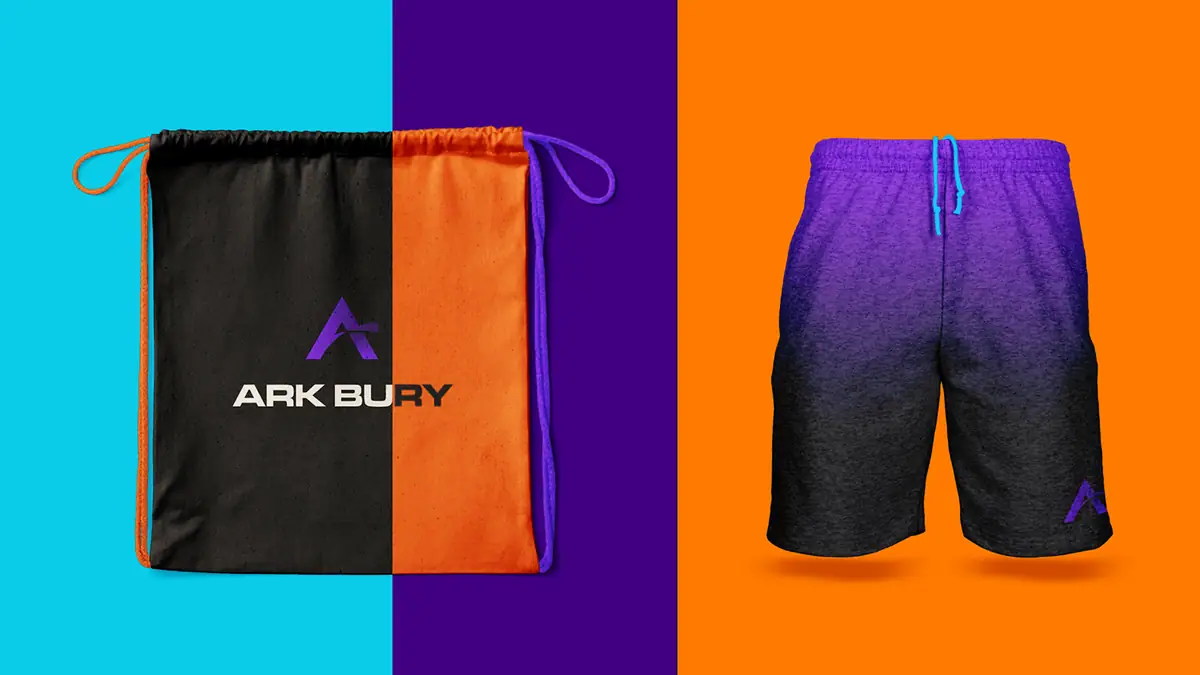 Ark Bury: czarno-pomarańczowy worek z logo i fioletowo-czarne spodenki z sygnetem