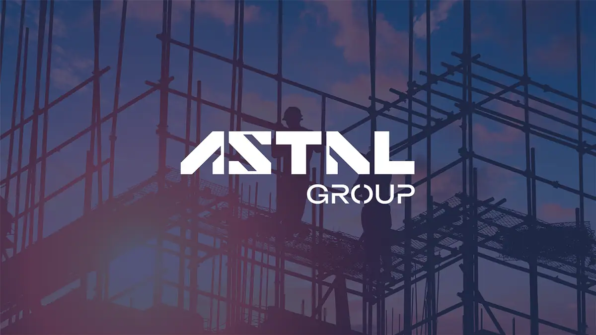 Astal Group: białe logo ASTAL GROUP na zdjęciu rusztowania z sylwetkami robotników