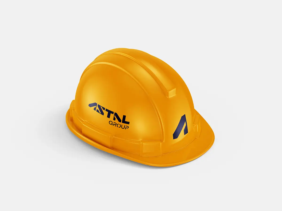 Astal Group: żółty kask budowlany z granatowym logo i sygnetem A