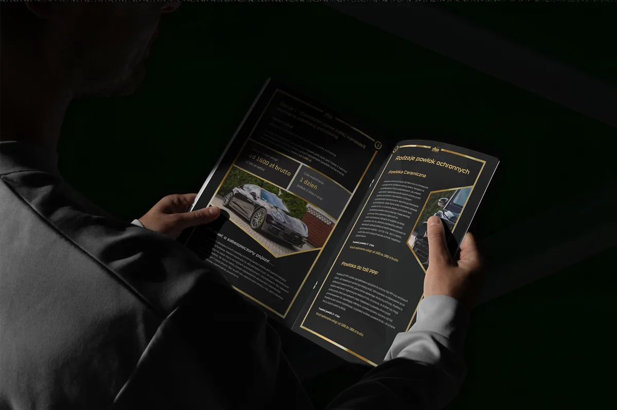 Axis Auto Detailing: otwarty katalog w dłoniach, opcja zabezpieczenia karoserii z ceną i rodzaje powłok ochronnych