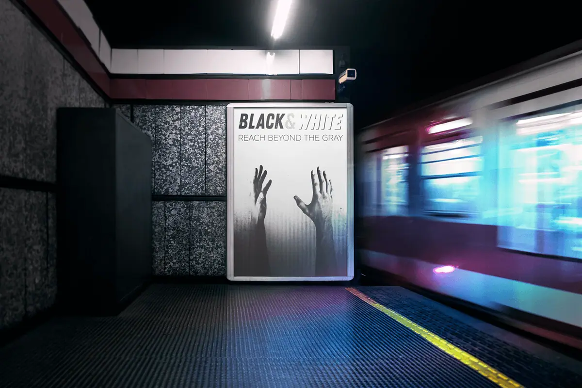Biało/Czarne: angielska wersja plakatu Black&White na citylighcie przy peronie metra