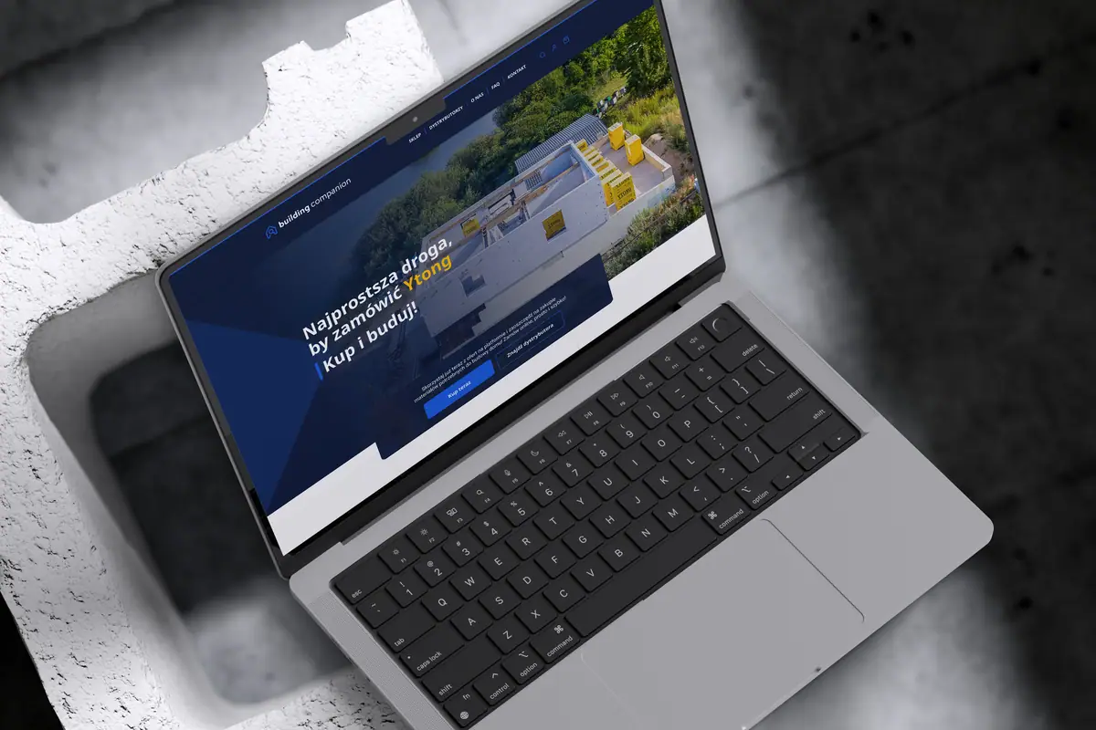 Building Companion: strona główna na laptopie ze zdjęciem budowy i hasłem Kup i buduj!