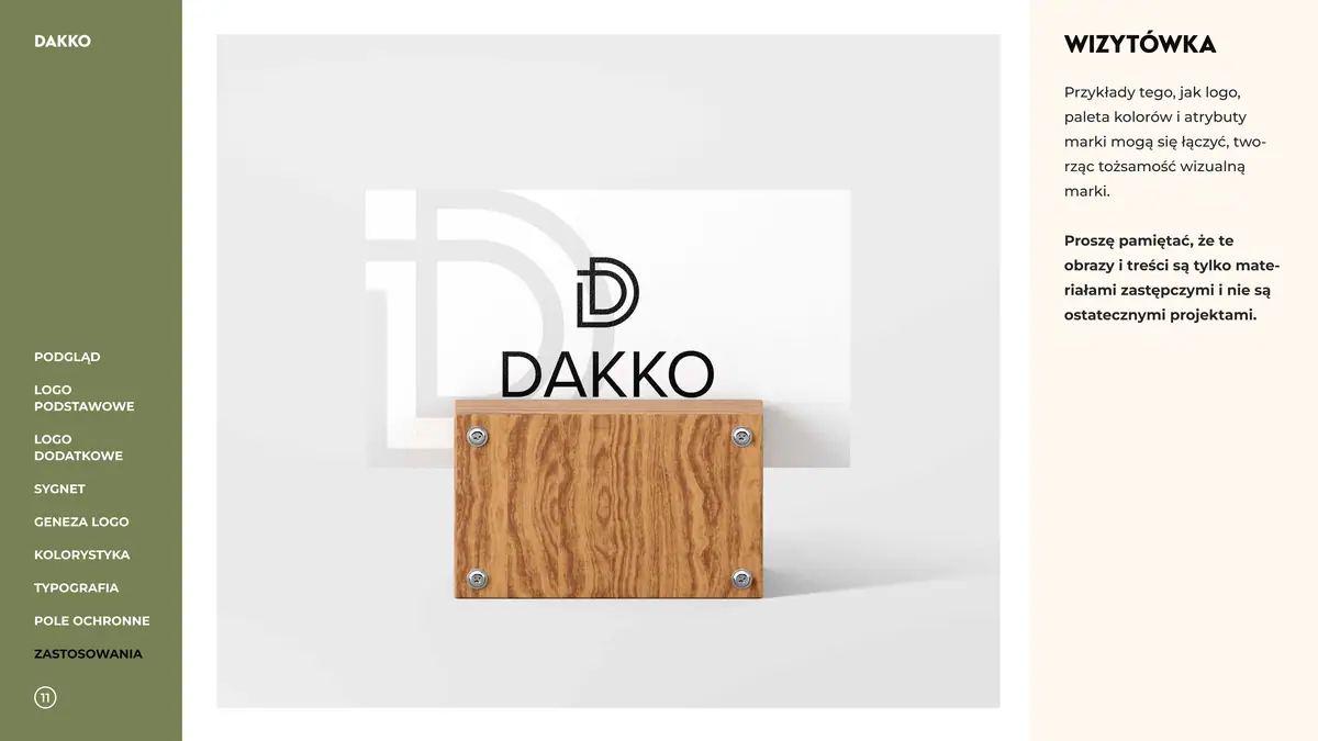 Dakko: biała wizytówka z logo w drewnianym stojaku
