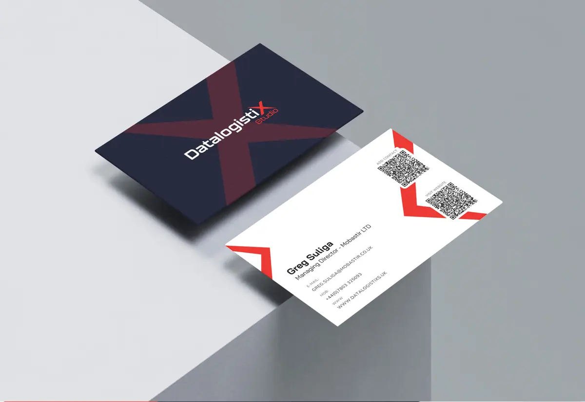 DataLogistix Studio: granatowa wizytówka z dużym X i biała z danymi oraz dwoma kodami QR
