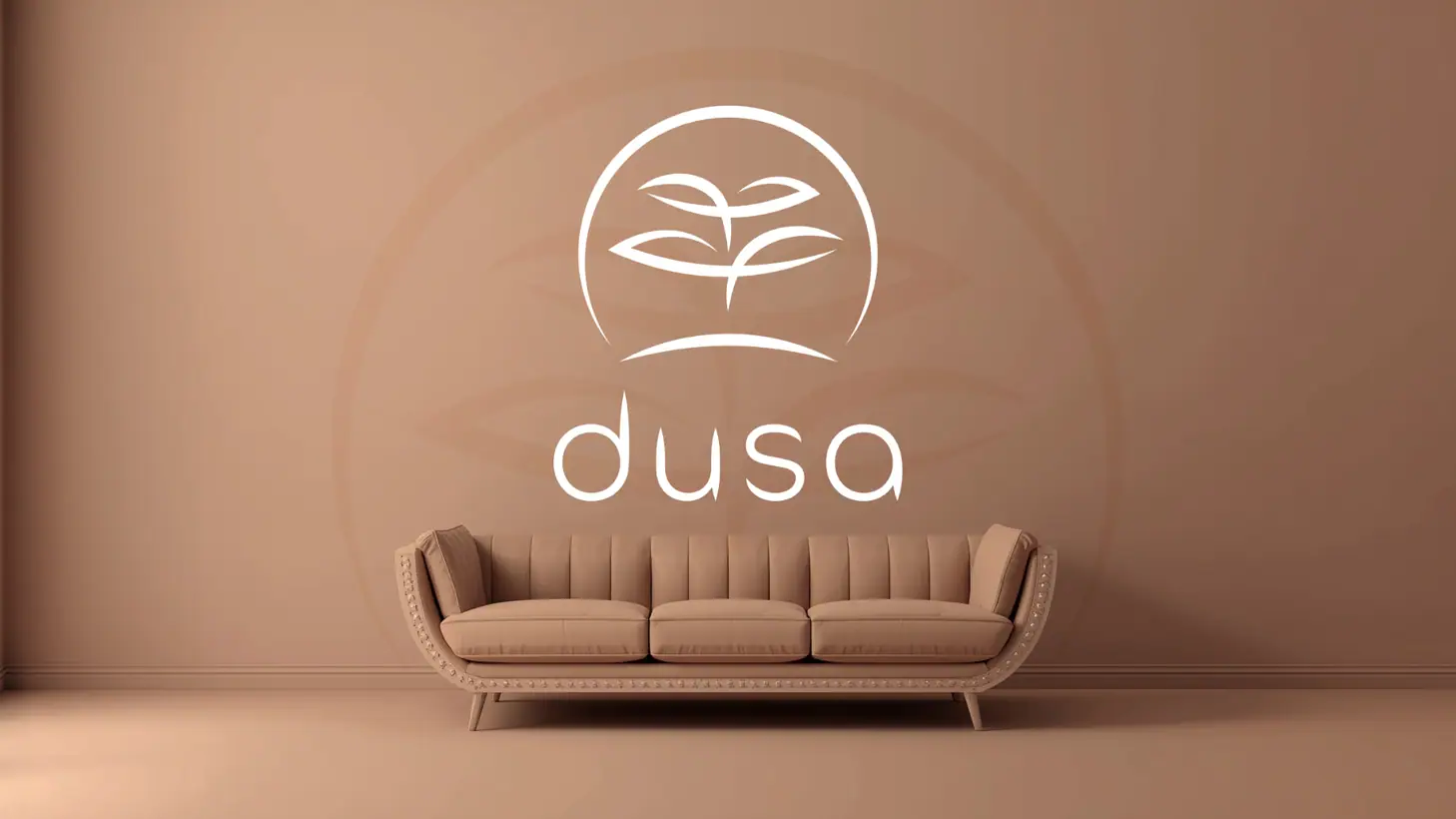 Dusa: białe logo z sygnetem w okręgu na różowobeżowej ścianie nad tapicerowaną sofą