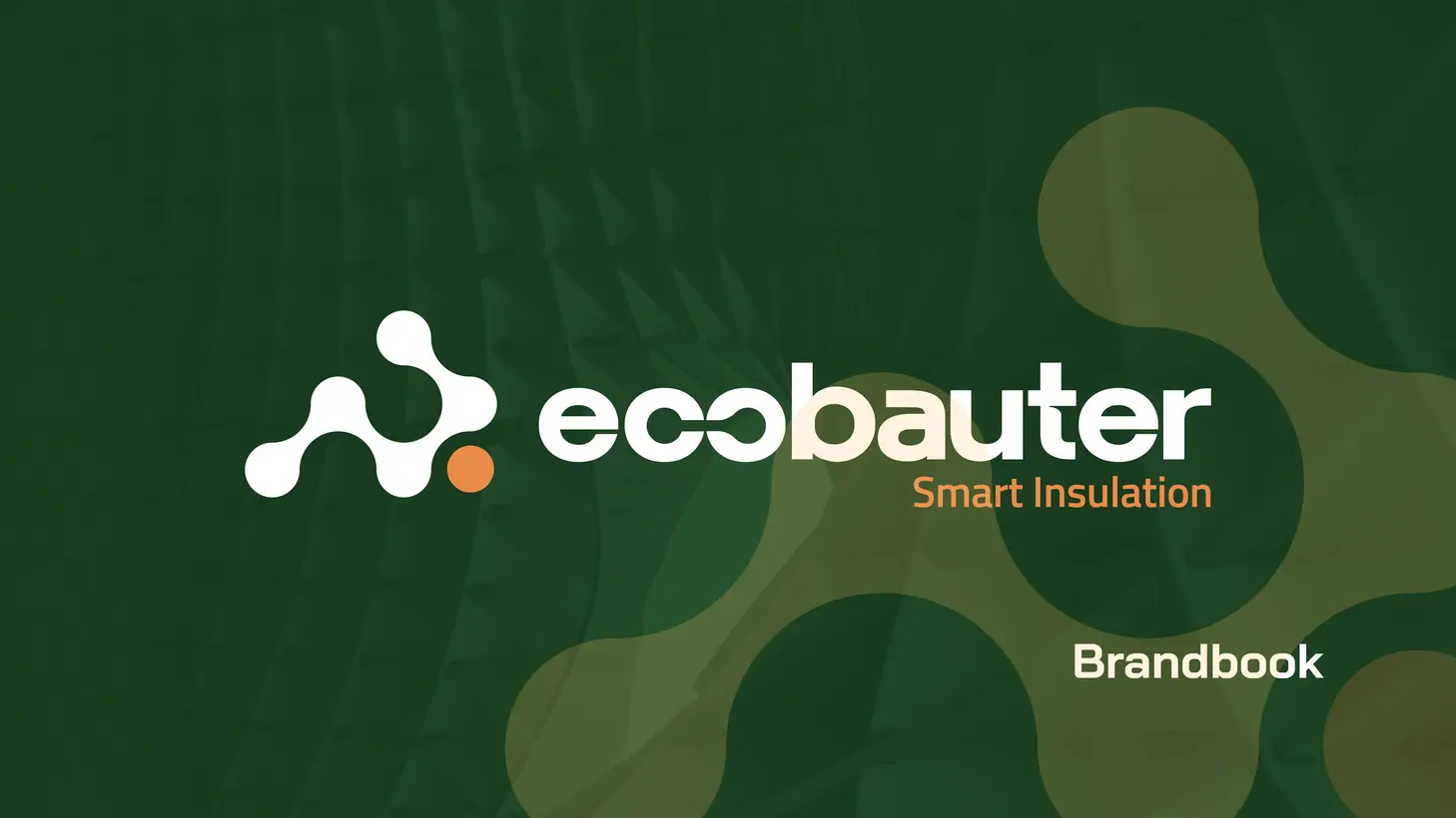 Ecobauter: okładka brandbooka z białym logo, dopiskiem Smart Insulation i jasnymi kształtami na zieleni