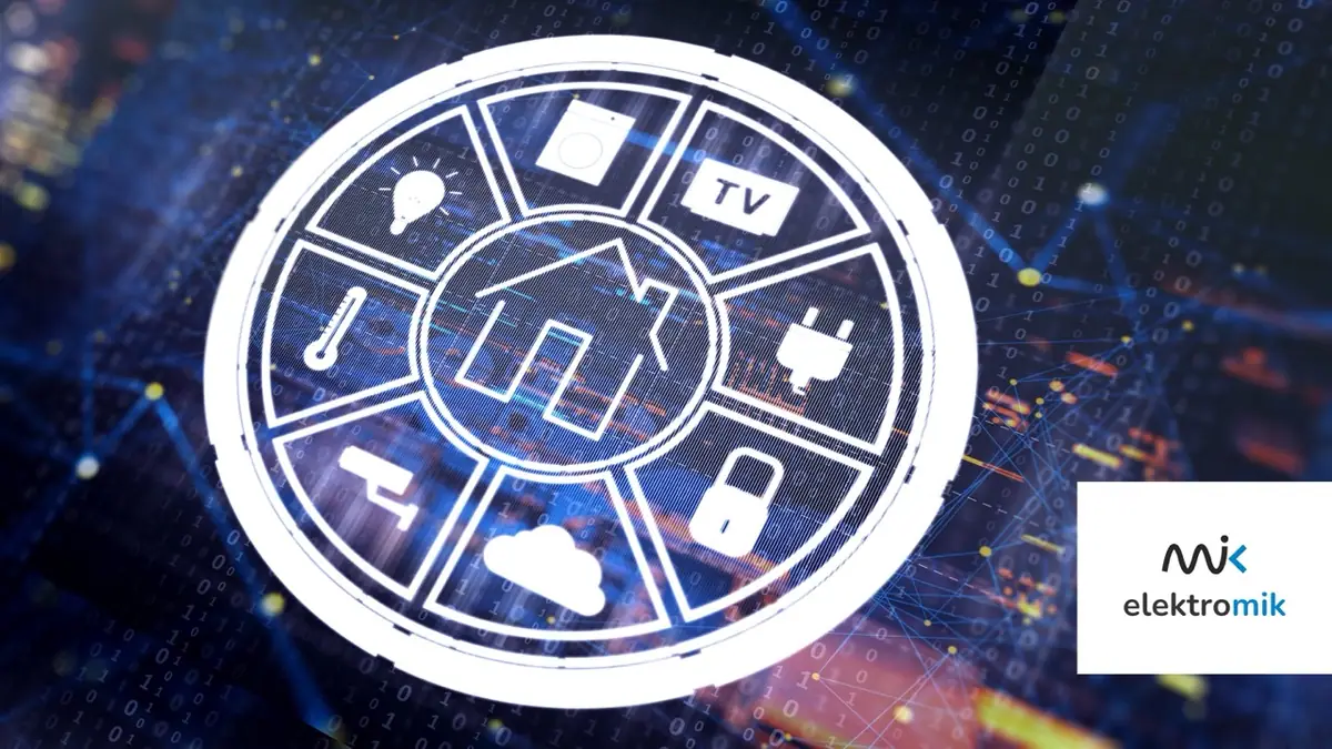 Elektromik: koło z ikonami inteligentnego domu na granatowym tle z liniami danych i logo w rogu