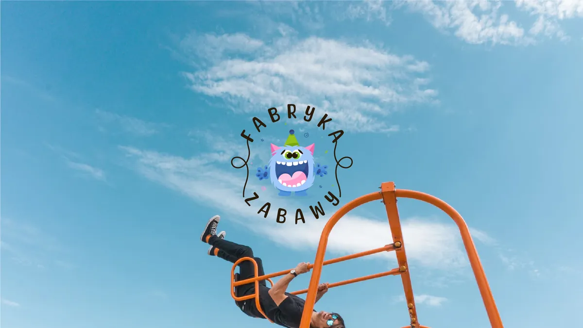 Fabryka Zabawy: logo z maskotką na błękitnym niebie nad dzieckiem na pomarańczowym przyrządzie placu zabaw