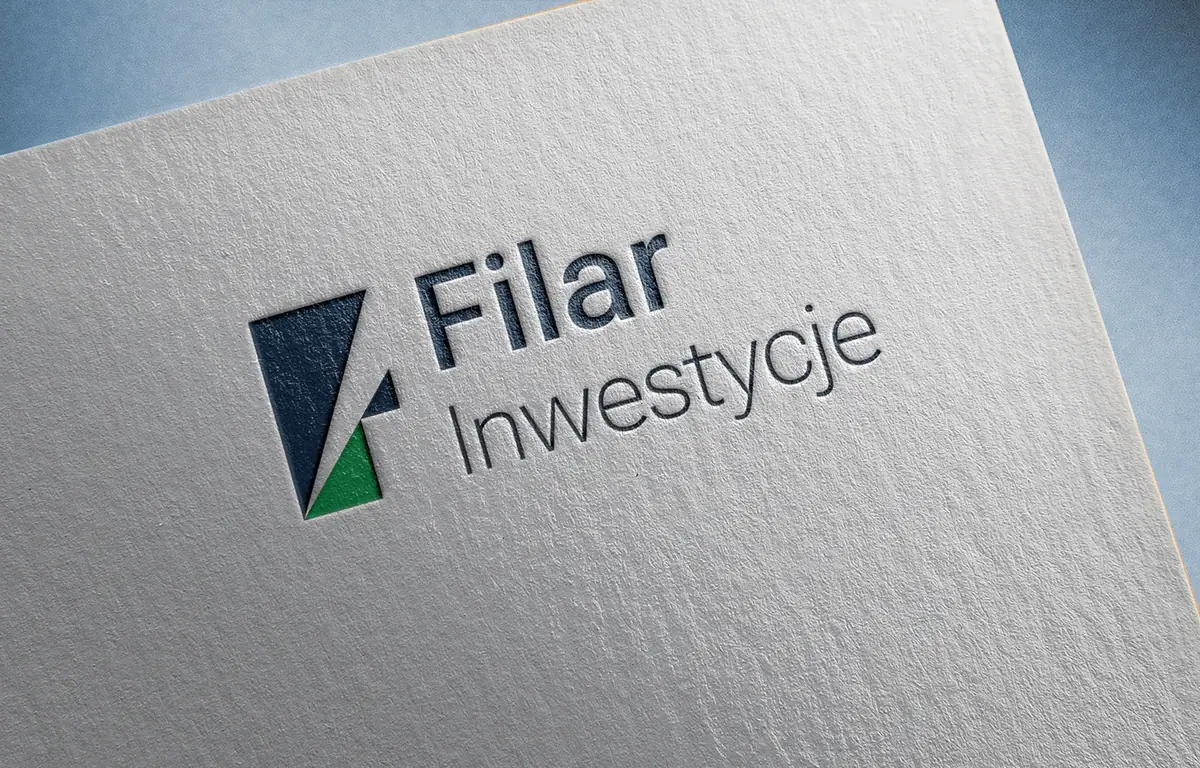 Filar Inwestycje: granatowo-zielone logo na białym fakturowanym papierze