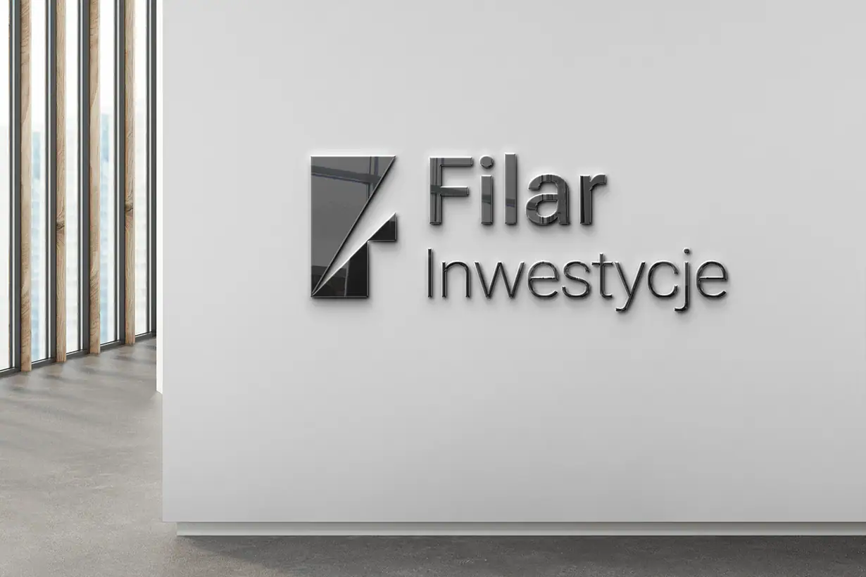 Filar Inwestycje: przestrzenne logo w ciemnym połysku na białej ścianie biura