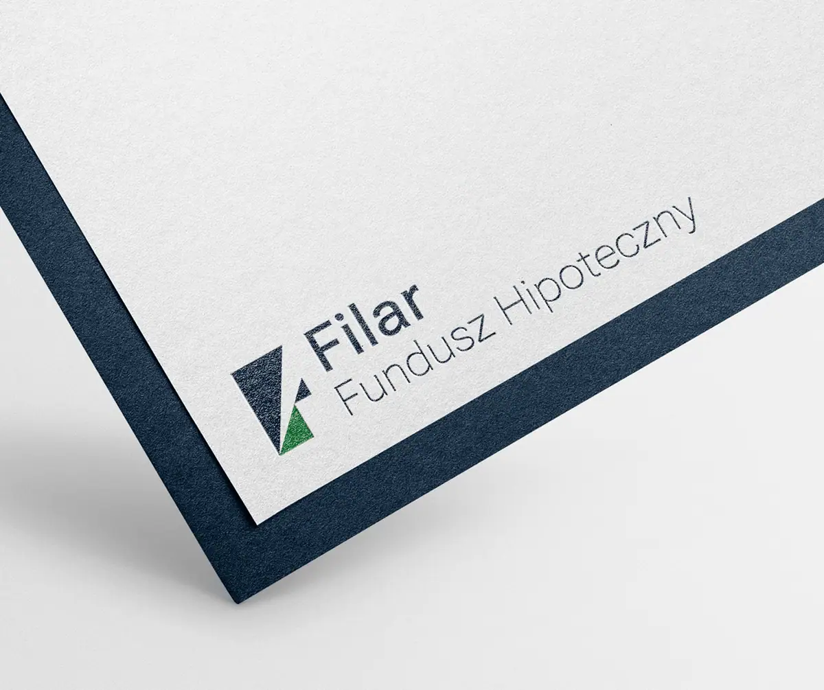 Filar Inwestycje: wariant logo Filar Fundusz Hipoteczny w rogu kartki na granatowym tle