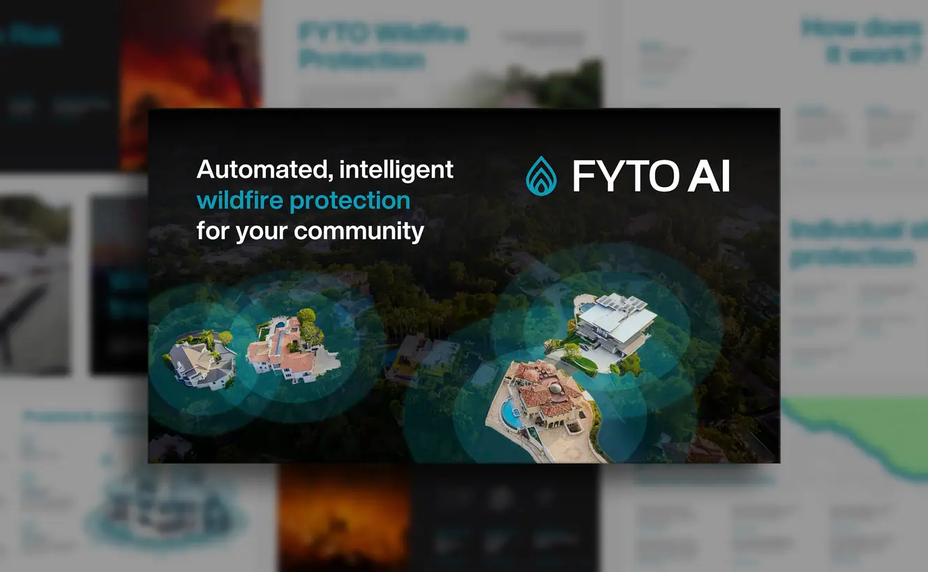 Fyto AI: slajd tytułowy z logo i hasłem o ochronie przed pożarami, domy w turkusowych strefach