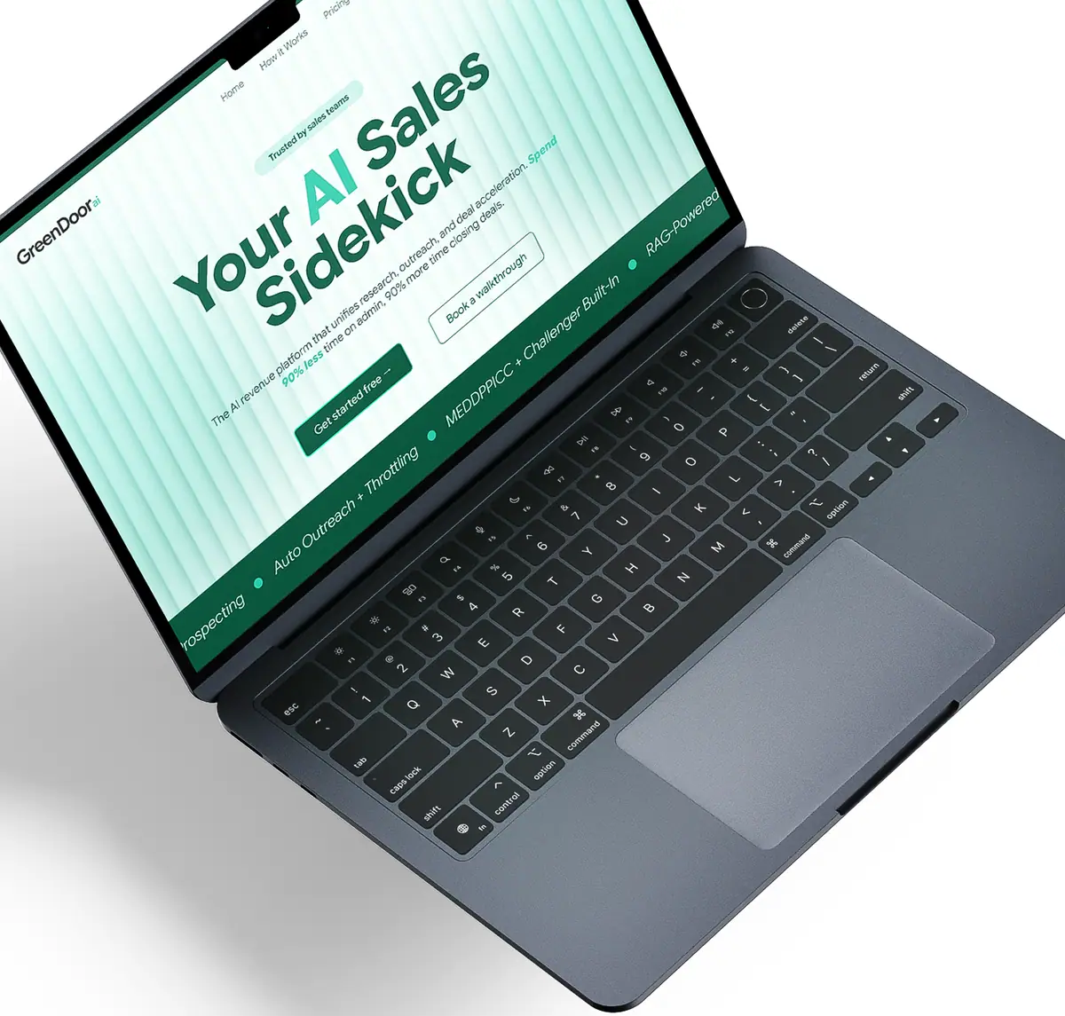 GreenDoorAi: pochylony laptop z nagłówkiem strony i miętowym tłem w pionowe pasy