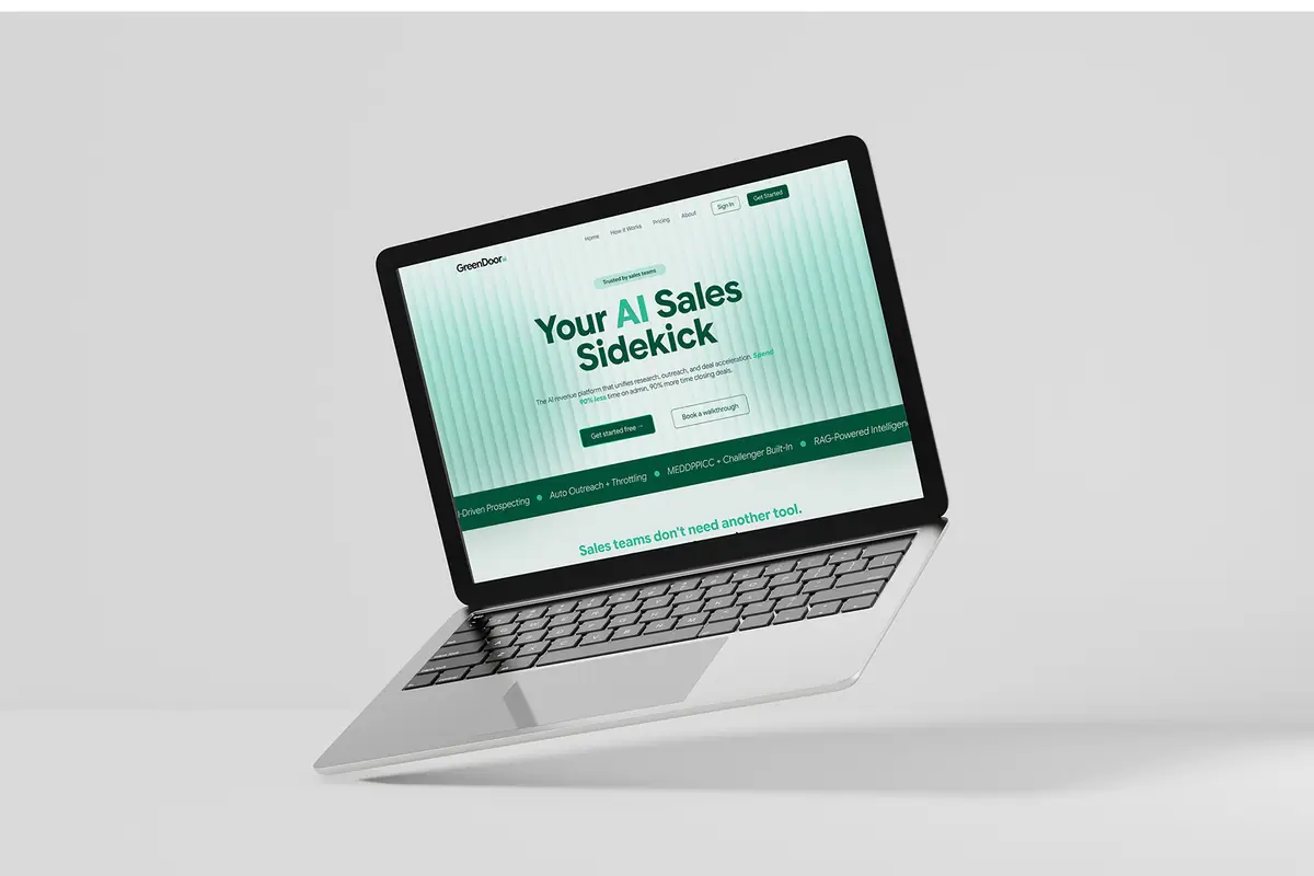 GreenDoorAi: laptop unoszący się na jasnoszarym tle z nagłówkiem strony głównej