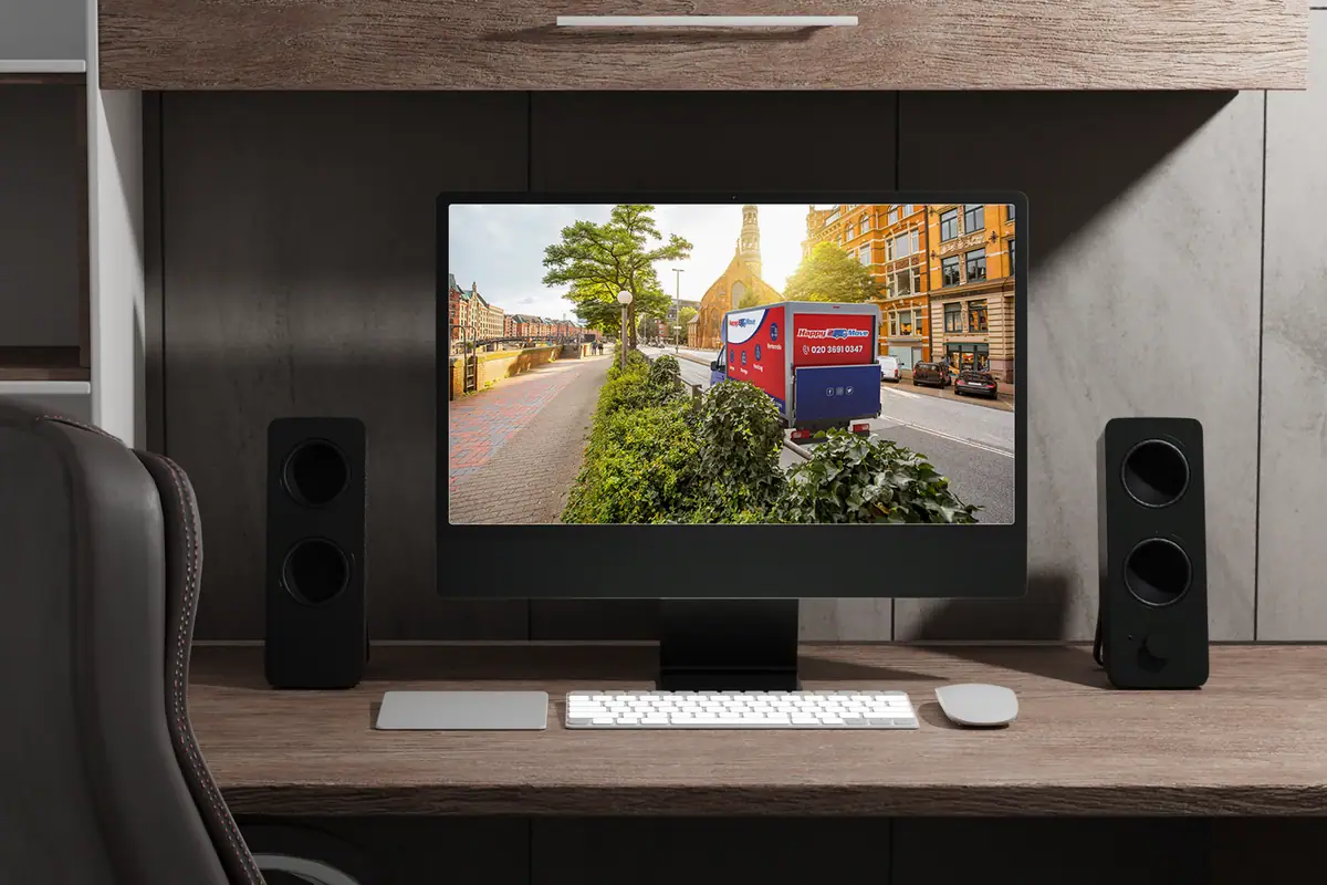Happy2Move: zdjęcie oklejonej ciężarówki na ekranie monitora na biurku