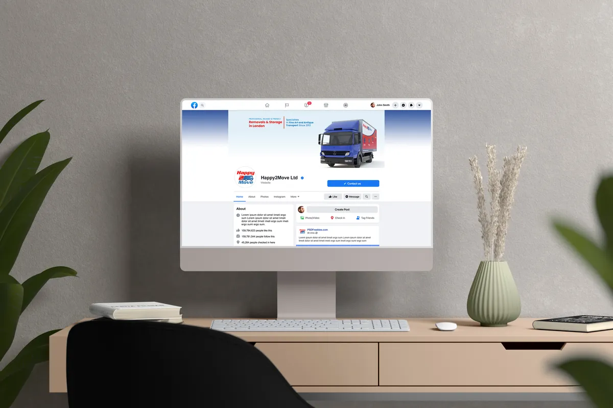 Happy2Move: strona firmy na Facebooku z okładką z niebieską ciężarówką na monitorze przy biurku