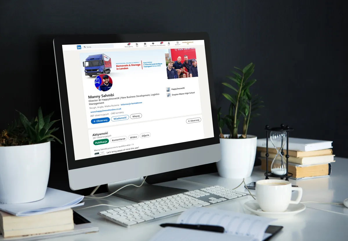Happy2Move: profil dyrektora firmy na LinkedIn z okładką z ciężarówką i zdjęciem zespołu na monitorze