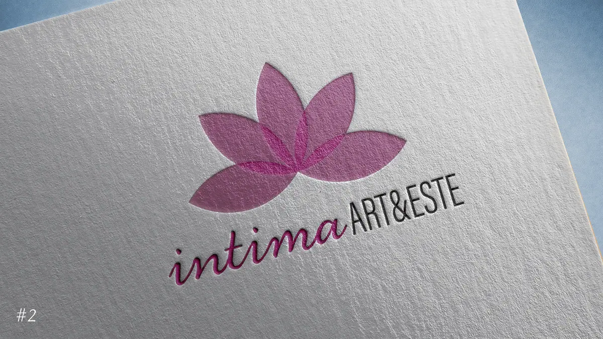 Intima Art&Este: różowy wariant logo nr 2 wytłoczony na fakturowanym papierze