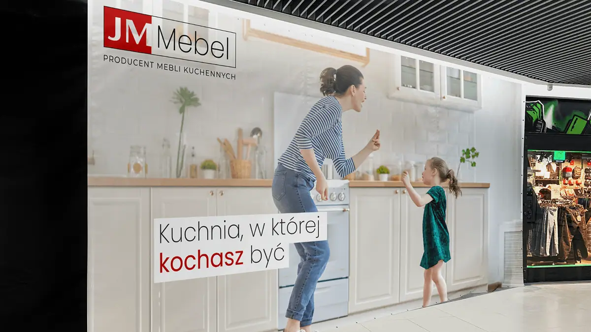 JM Mebel: reklama w galerii handlowej ze zdjęciem kuchni, logo i hasłem Kuchnia, w której kochasz być