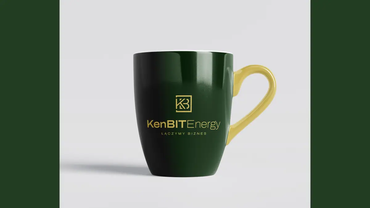 KenBIT Energy: ciemnozielony kubek ze złotym uchem i złotym logo