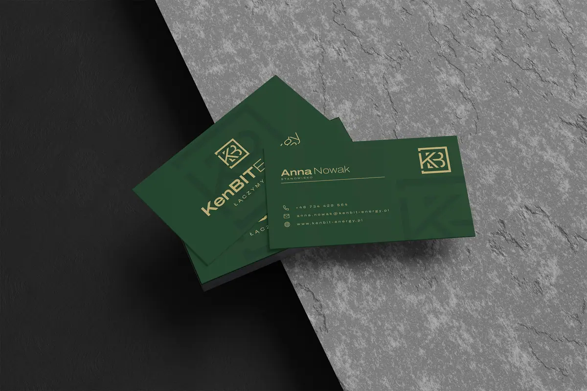 KenBIT Energy: zielone wizytówki z logo i danymi na betonowym tle