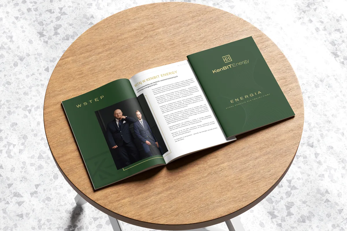 KenBIT Energy: otwarty katalog ENERGIA z rozkładówką Wstęp i zielona okładka na okrągłym drewnianym stoliku