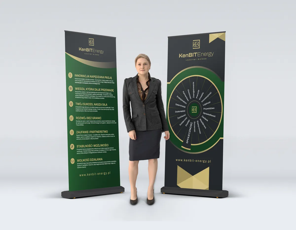 KenBIT Energy: kobieta w ciemnym kostiumie stoi między dwoma roll-upami, zielonym i grafitowym