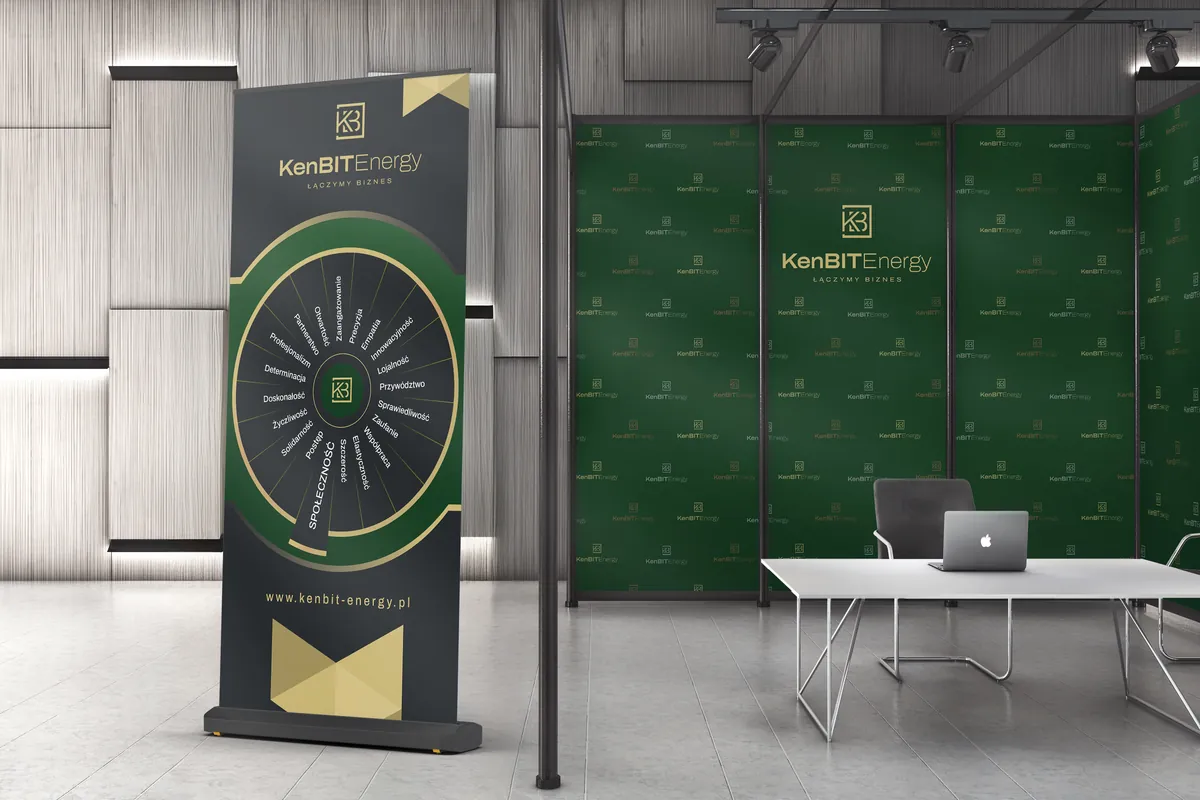 KenBIT Energy: grafitowy roll-up z kołem wartości i zielona ścianka z logo na stoisku z białym stołem