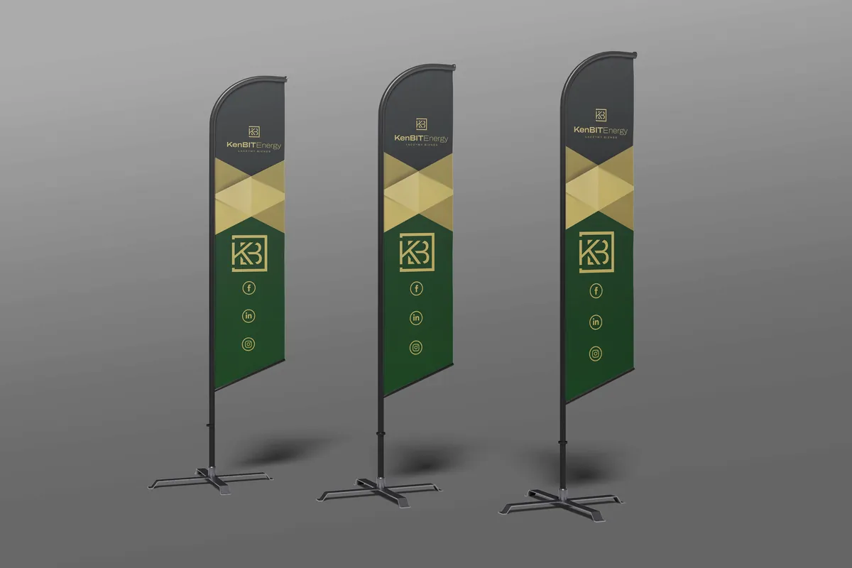 KenBIT Energy: trzy jednakowe flagi reklamowe z logo i sygnetem na szarym tle w studiu