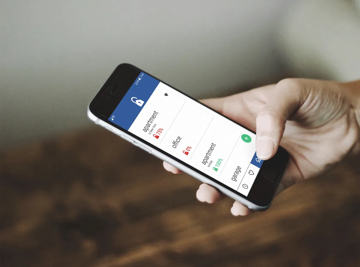 LockReminder: telefon w dłoni z listą miejsc w aplikacji i procentem zabezpieczenia, na rozmytym tle