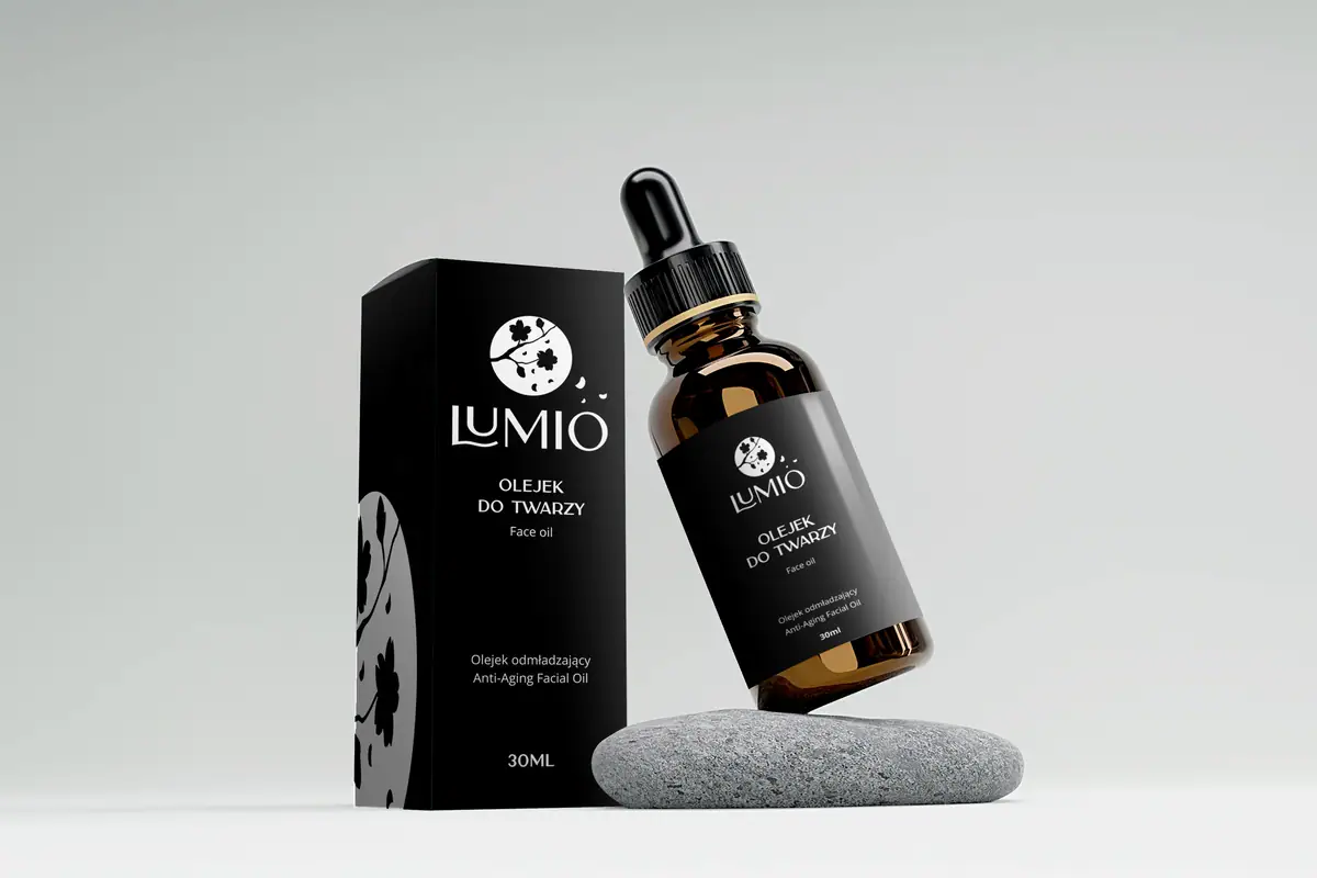 Lumio: czarne pudełko z białym logo i butelka z czarną etykietą oparta o kamień