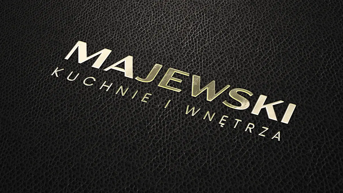 Majewski Kuchnie i Wnętrza: złote logo tłoczone na czarnej skórze