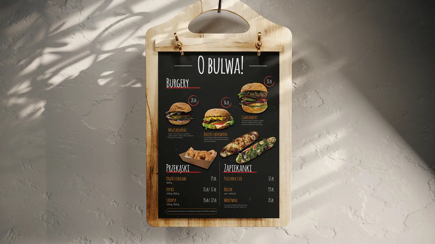 O Bulwa: menu na drewnianej desce, czarne tło, burgery, przekąski i zapiekanki z cenami