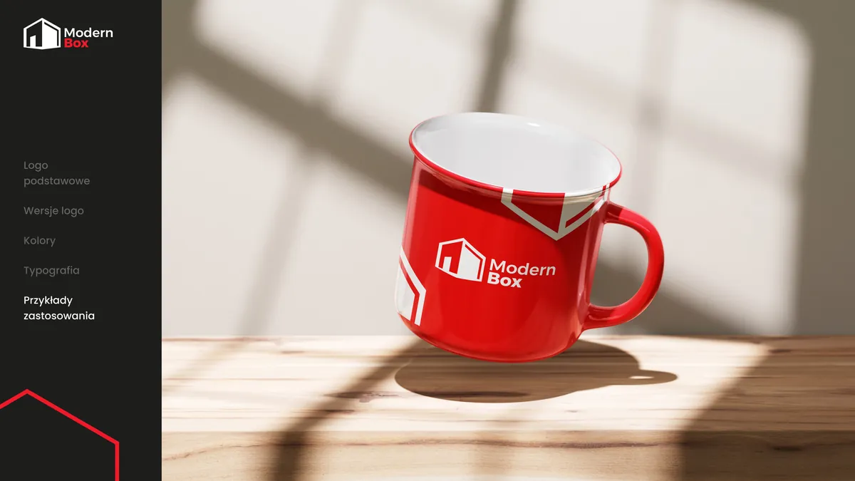 Modern Box: czerwony kubek z białym logo na drewnianym blacie w słonecznym świetle