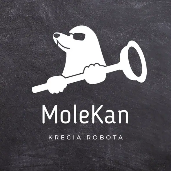 MoleKan: białe logo z kretem w okularach trzymającym przepychacz i hasłem Krecia robota na grafitowym tle