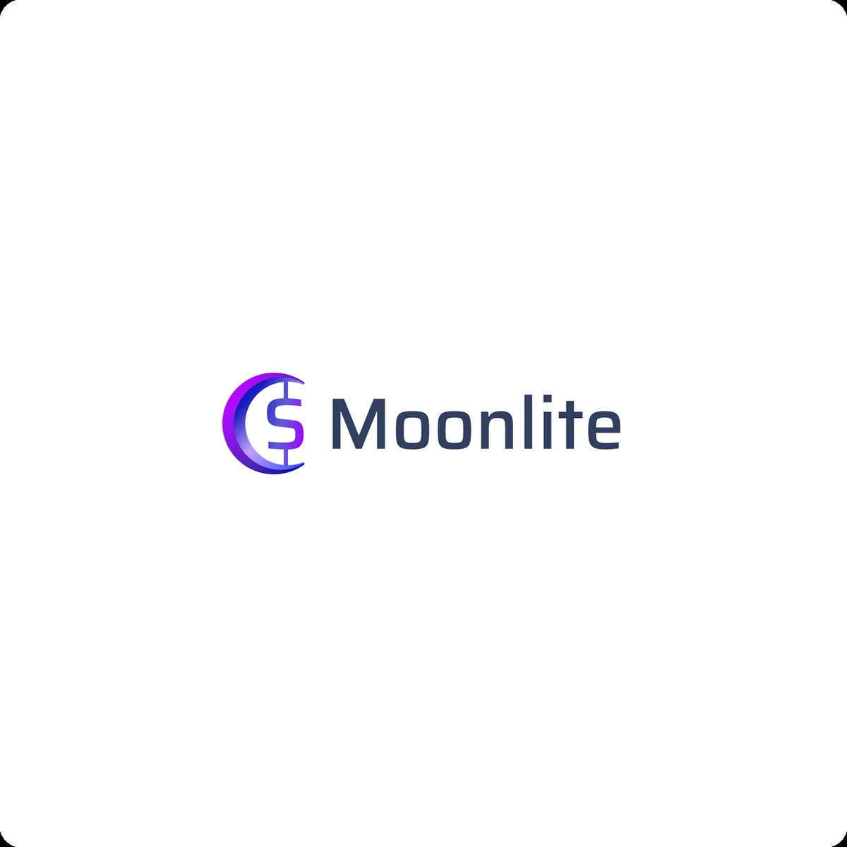 Moonlite: logo z fioletowym sygnetem sierpa księżyca z literą S i granatowym napisem na białym tle