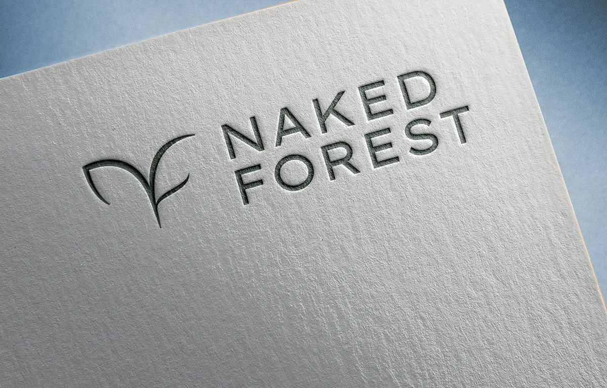 Naked Forest: logo z sygnetem z dwóch łuków i napisem w dwóch wierszach tłoczone w białym papierze