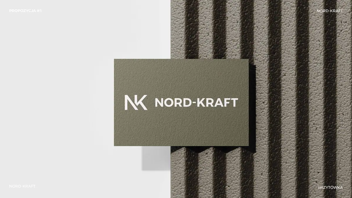 Nord Kraft: oliwkowa wizytówka z białym logo NK na szarym tle w pionowe pasy