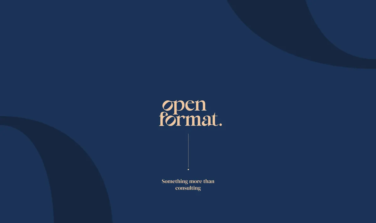 Open Format: beżowy logotyp open format z hasłem Something more than consulting na granatowym tle z łukami