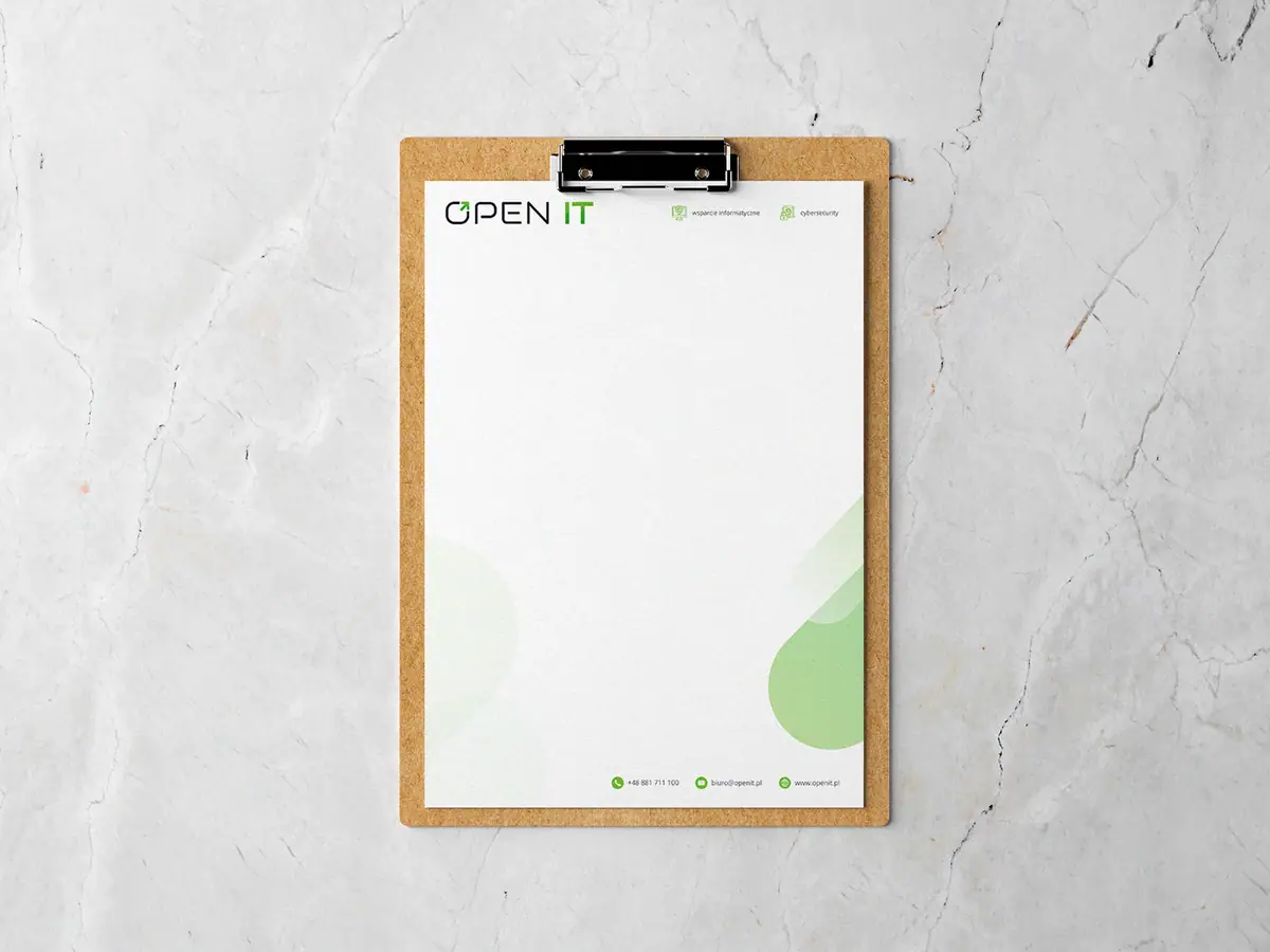 OPEN IT: papier firmowy na podkładce z klipsem, logo i ikony usług u góry, zielone formy przy krawędzi