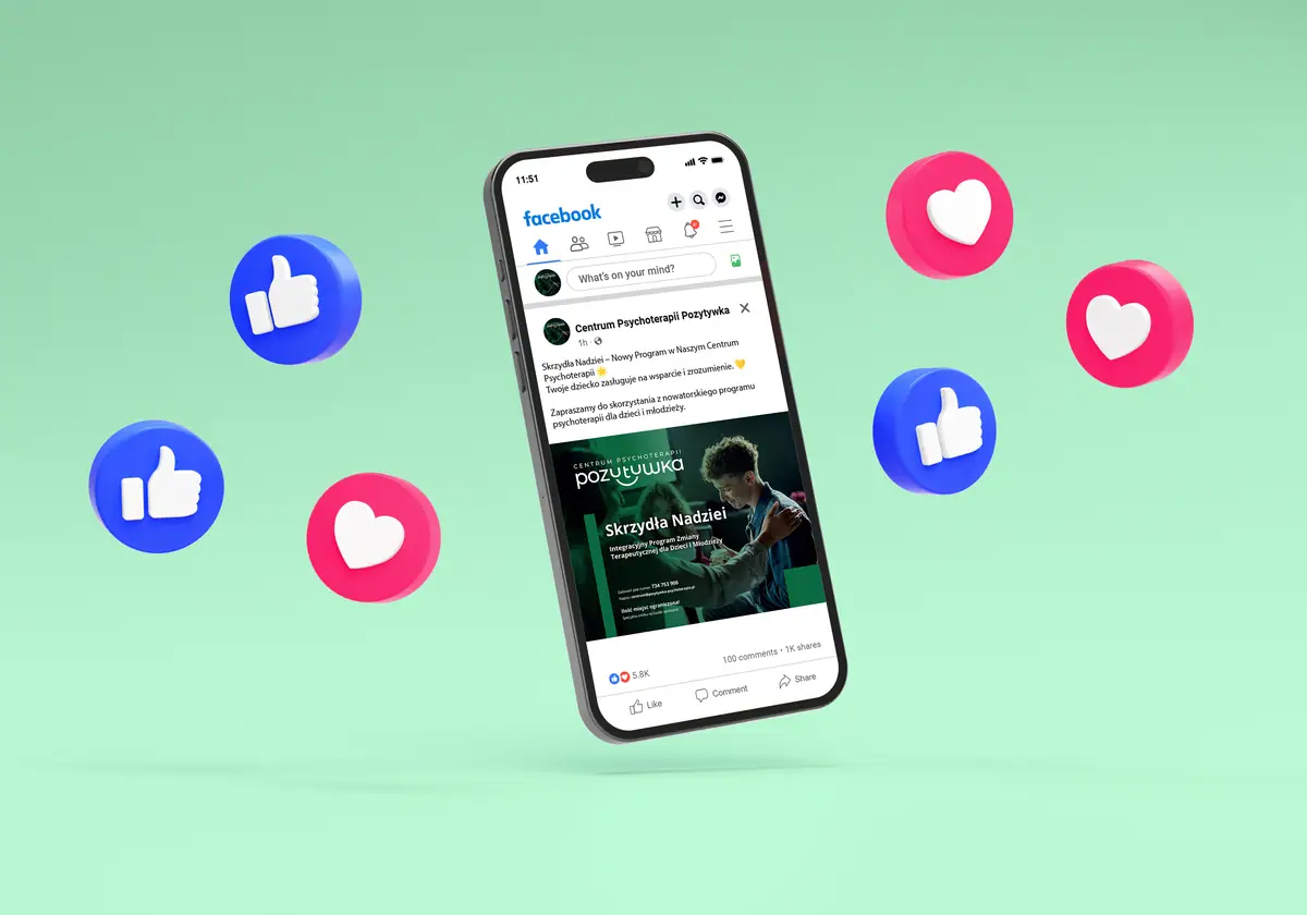 Pozytywka: post Centrum Psychoterapii na Facebooku w telefonie, wokół ikony polubień i serc