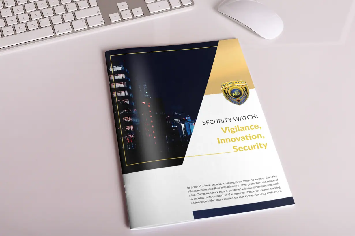 Security Watch: okładka broszury w granacie i złocie z odznaką firmy na biurku