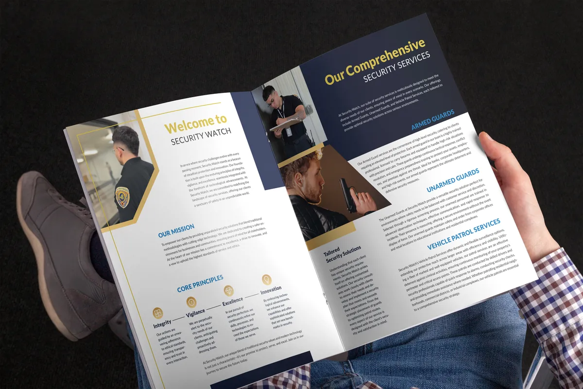 Security Watch: rozkładówka broszury Welcome to Security Watch i Our Comprehensive Security Services w dłoniach