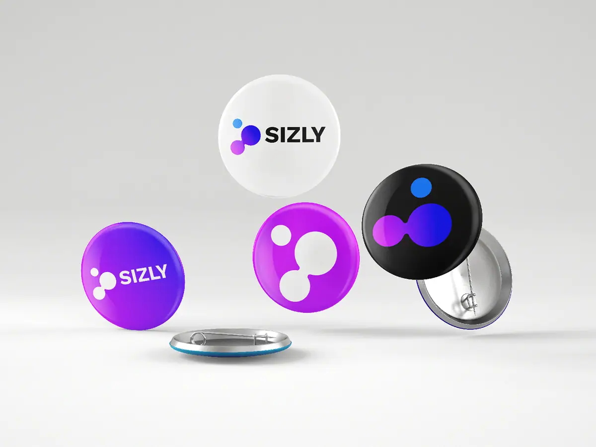 SIZLY: cztery przypinki z logo i sygnetem w bieli, fiolecie i czerni
