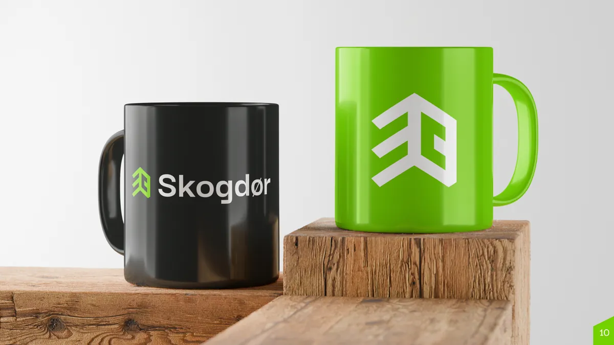 Skogdor: czarny kubek z logo i limonkowy kubek z białym sygnetem na drewnianym klocku