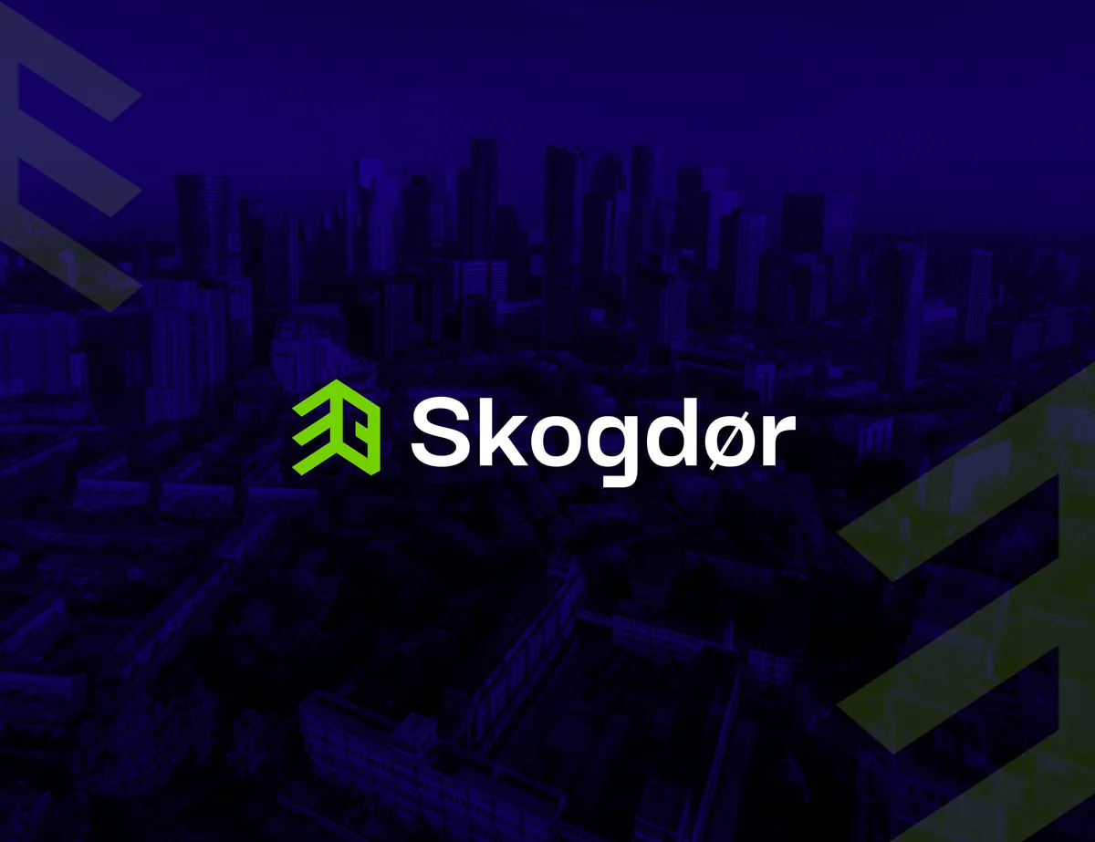 Skogdor: białe logo z zielonym sygnetem na granatowym tle z panoramą miasta i szewronami