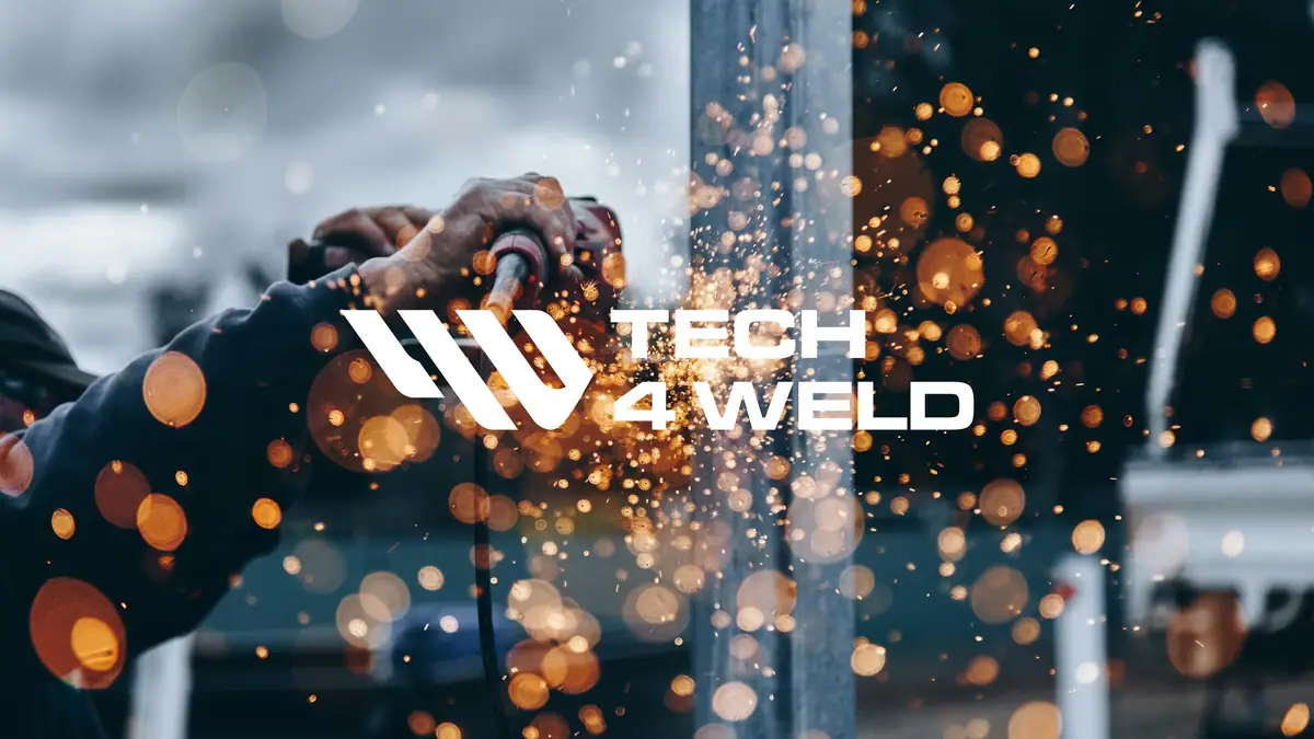 Tech 4 Weld: białe logo na zdjęciu pracownika i iskier spod szlifierki