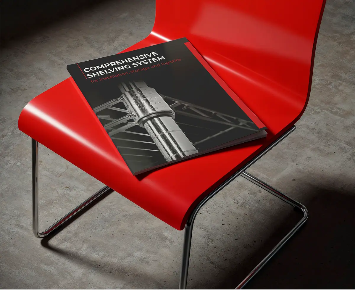 Ultra Power: katalog z czarną okładką Comprehensive Shelving System na czerwonym krześle